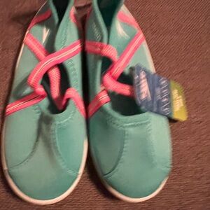 Speedo Kids Water Shoes in Teal and Pink size L 9/10
